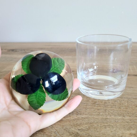 Vintage 1960-1970s Acrylic Lucite jam pot with blackberry design on the lid. - Picture 6 of 10